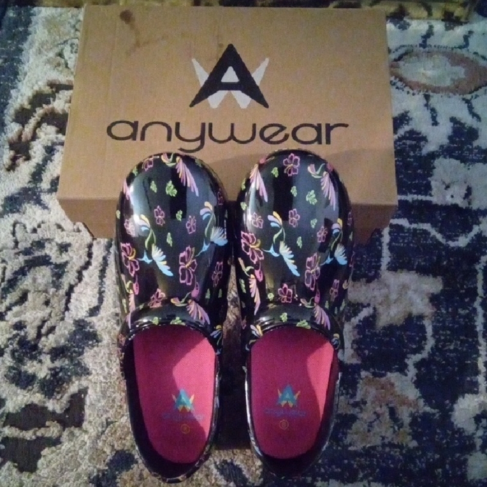 Anywear Women's Floral Clogs - Black and Pink